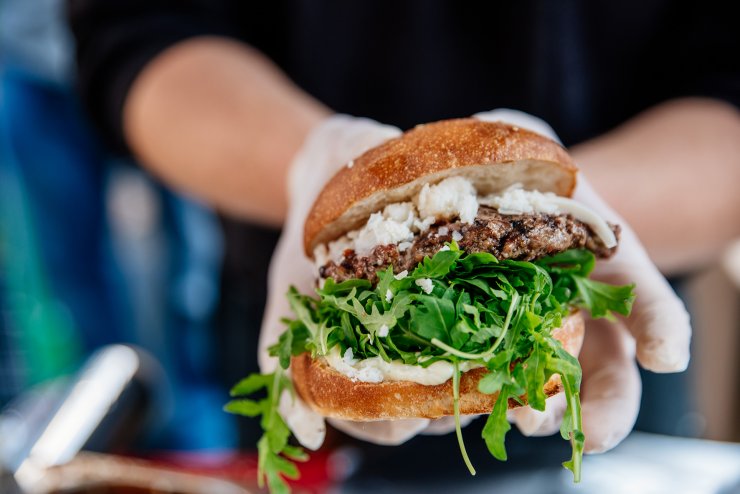 Letošnji Pivo in burger fest z več brezmesnimi in celo sladkimi burgerji