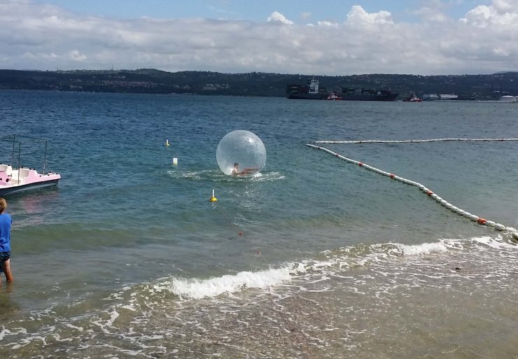 Z julijem na naši obali tudi zorbing v vodi