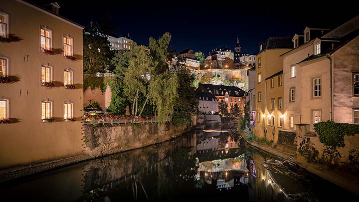 Mesto Luxembourg je bančno in administrativno središče ter eno najbogatejših mest na svetu.