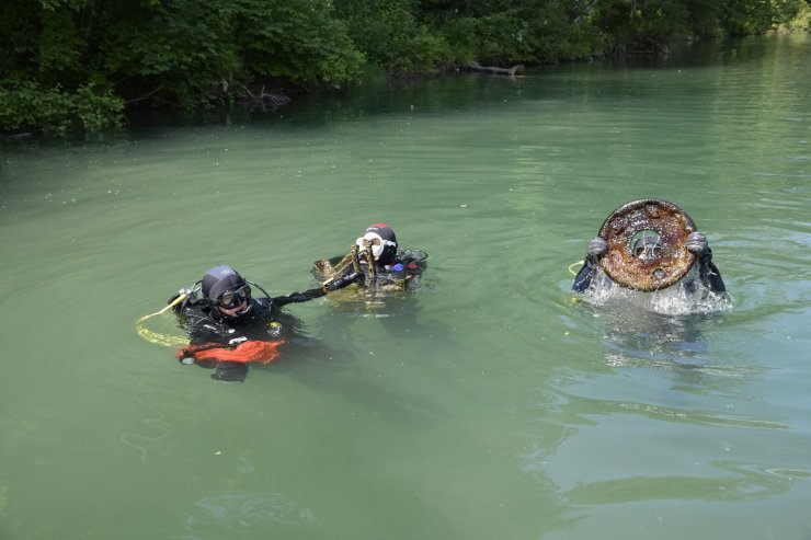 Potapljači očistili reko Savo 10 kilogramov smeti