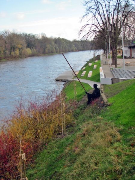 Ribič pred Mostom prijateljstva (Foto: TIC Gornja Radgona