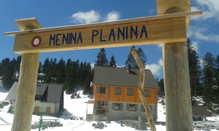 Menina planina v beli preobleki